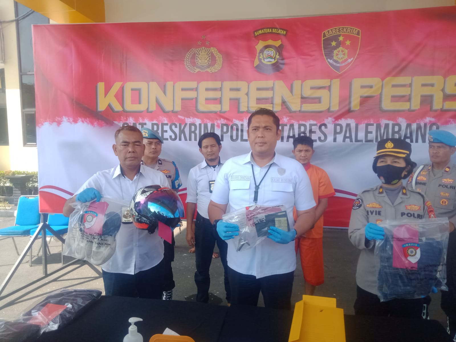 Kapolrestabes Palembang, Kombes Pol Harryo Sugihhartono melalui Kasat Reskrim, AKBP Haris Dinzah didampingi Kanit Pidum, AKP Robert Sihombing saat memberikan keterangan pers di depan wartawan