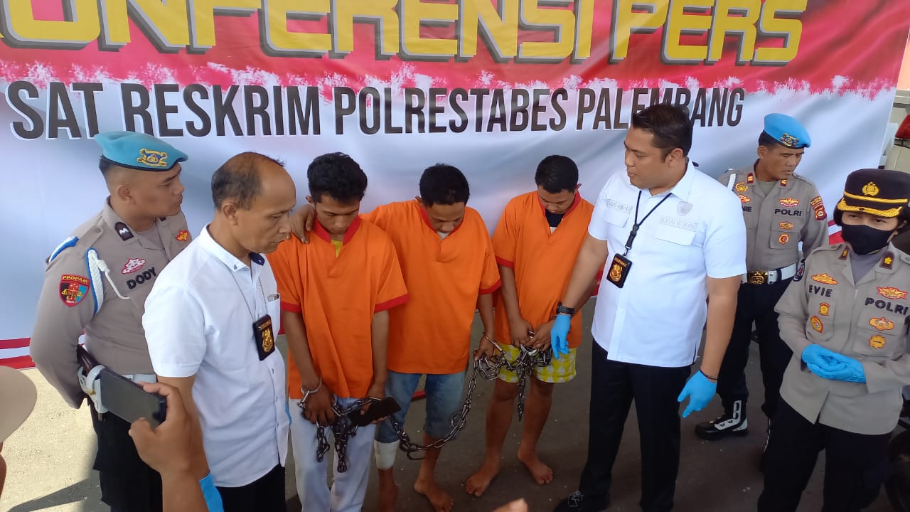 Kasat Reskrim, AKBP Haris Dinzah didampingi Kanit Ranmor, AKP Irsan Ismail saat menggelar keterangan pers di depan wartawan