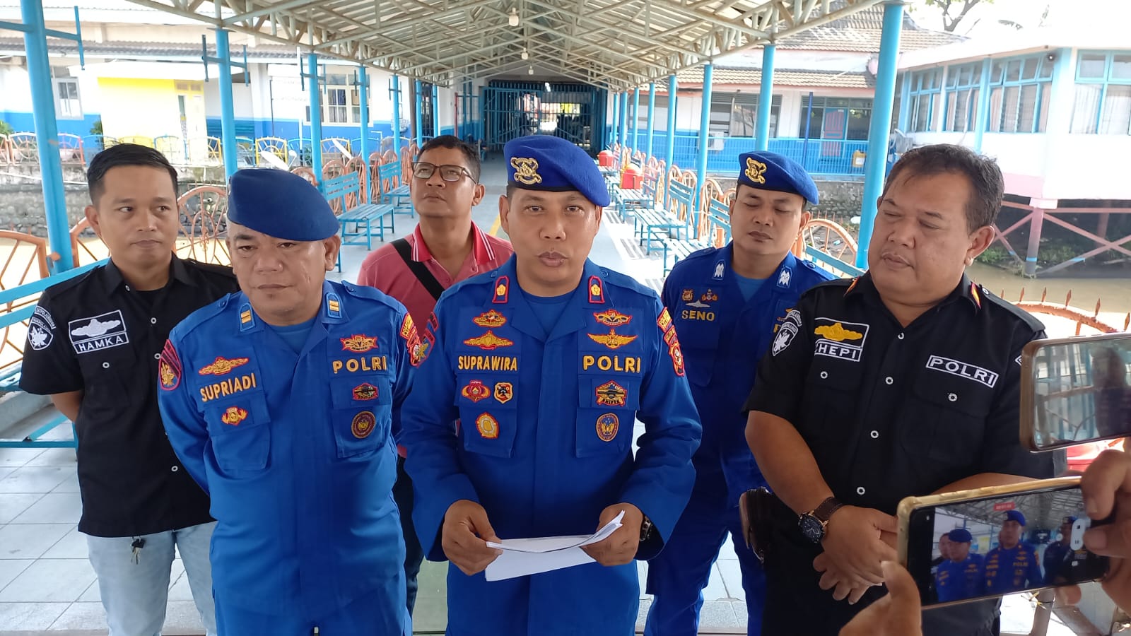 Kasat Polairud Polrestabes Palembang, Kompol Suprawira SH MSi didampingi Kanit Gakkum Iptu Chepi saat memberi keterangan pers