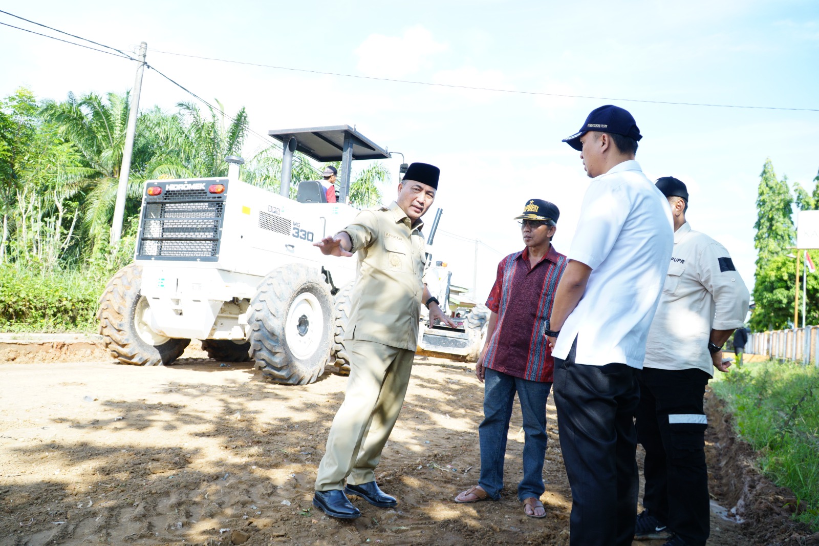 Pj Bupati Muba Apriyadi didampingi Kadis PUPR Muba Alva Elan, saat meninjau lokasi jalan rusak di Keluang, Rabu (24/5/2023)