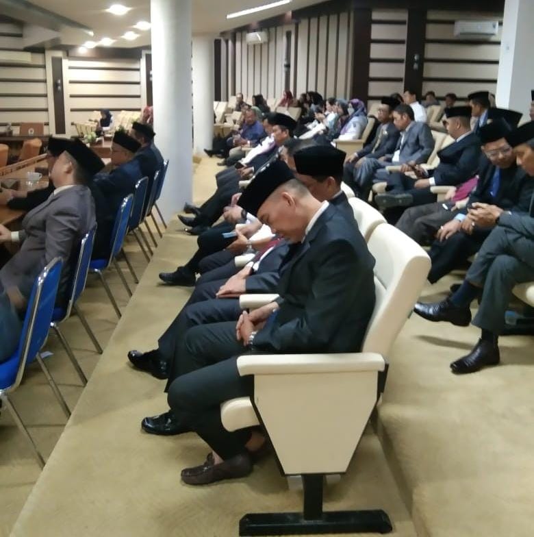 Oknum Kepala Dinas Kesehatan (Dinkes) Kabupaten OKI Berinisial IS tampak tertidur pulas dalam rapat Paripurna yang digelar di Kantor DPRD Kabupaten OKI, Kamis, (25/05/2023)