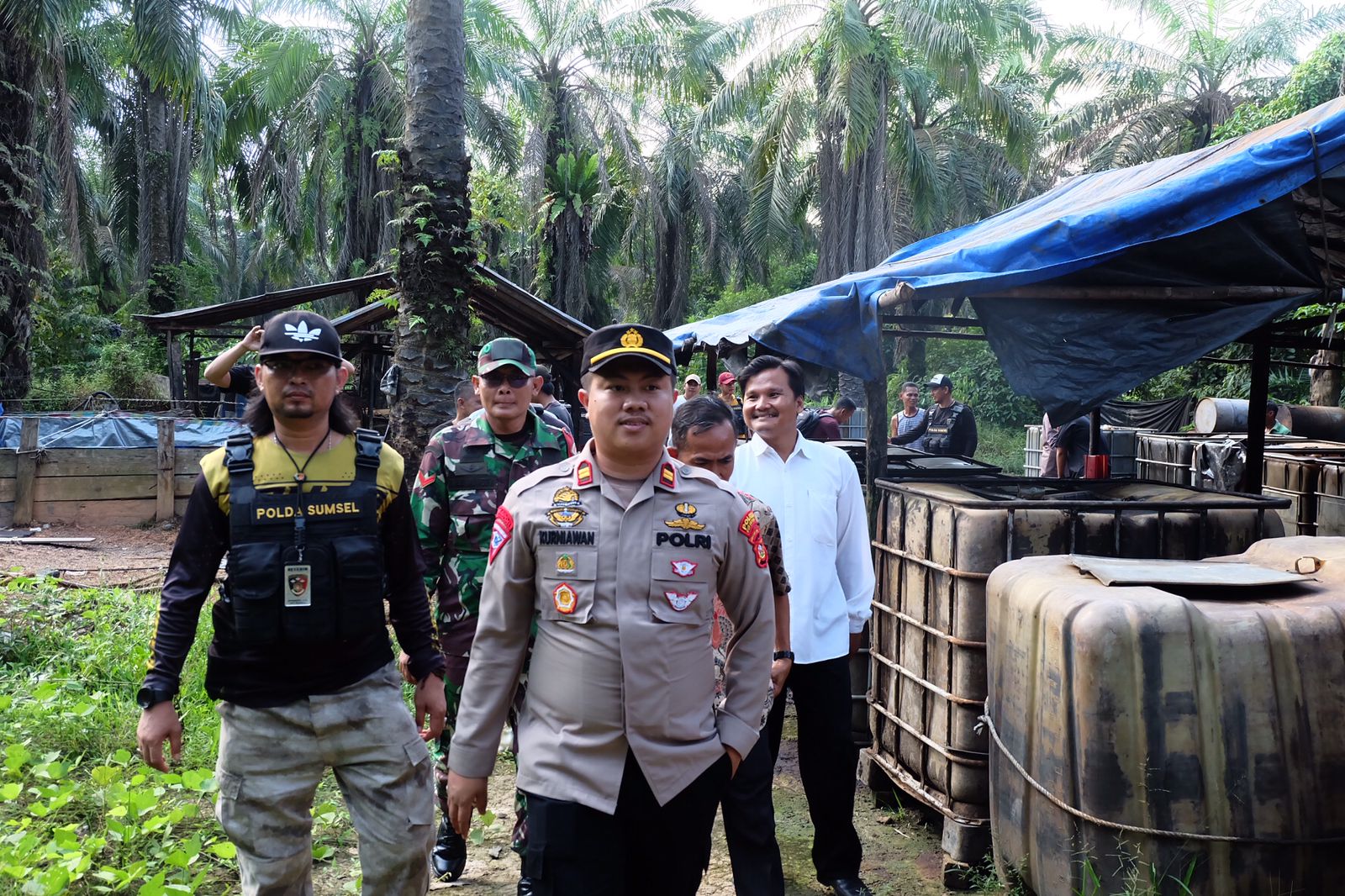Tim gabungan bersama TNI/Polri, Pemerintah Kecamatan Keluang, dan Pemerintah Kelurahan dan Sat Pol PP memberikan imbauan kepada pemilik dan pekerja pengeboran minyak ilegal drilling