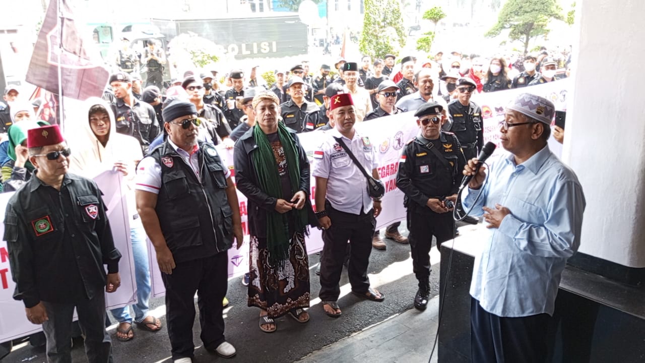 Puluhan Alisansi Forum Komunitas Pelaku Kuliner Bersatu Palembang (FK-PKBP) Sumsel melakukan longmarch dimulai dari Monumen Ampera (Monpera) ke Dinas Pendapatan Daerah (Bapenda) dan berakhir di depan Kantor Walikota Palembang