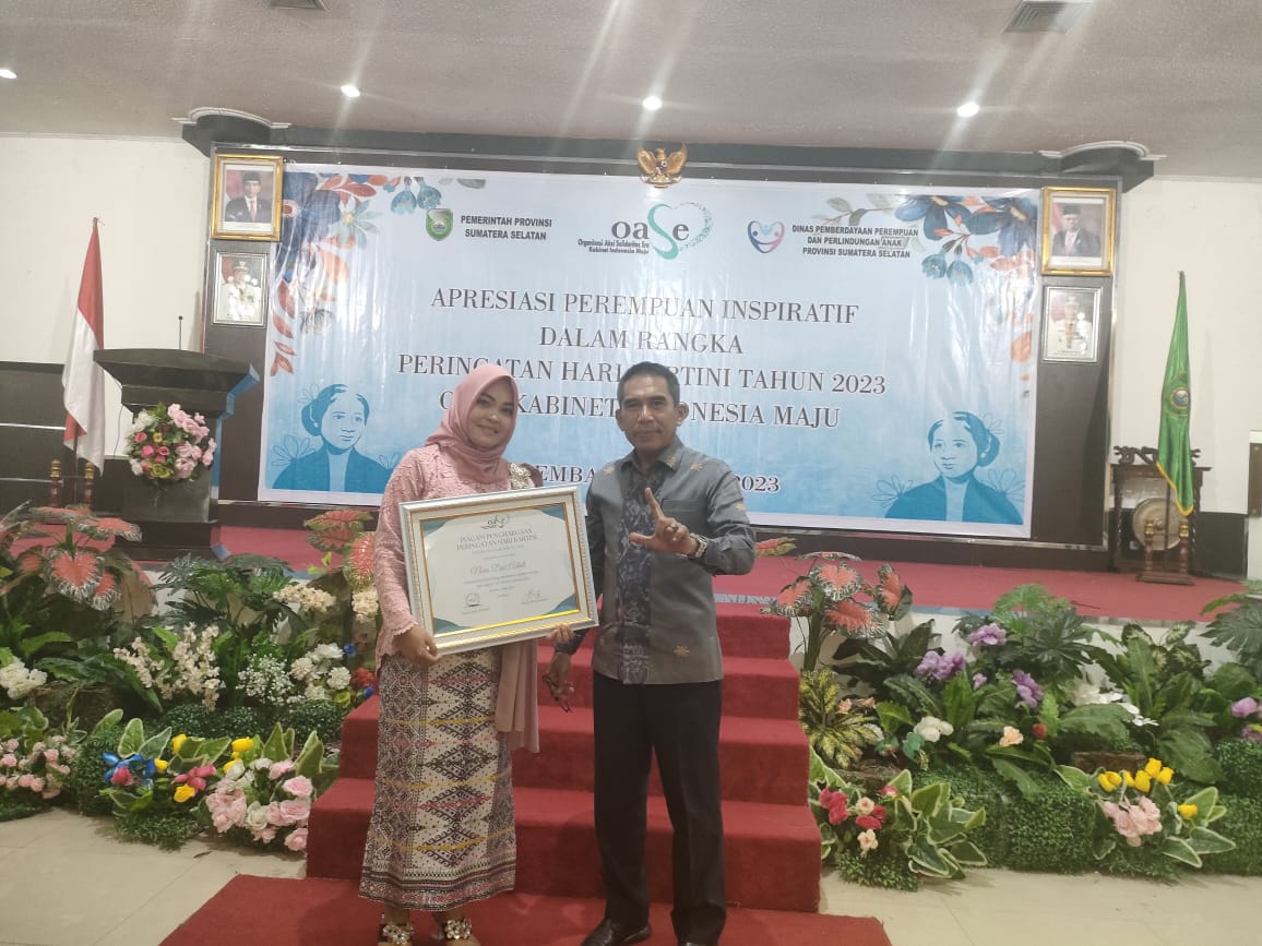 Salah seorang Guru Honorer di SD Negeri 1 Burnai Timur, Kecamatan Teluk Gelam, Kabupaten Ogan Komering Ilir (OKI), Nova Dwi Astuti menerima penghargaan Apresiasi Perempuan Inspiratif kategori Pendidikan dalam rangka Hari Kartini Tahun 2023 Oase Kabinet Indonesia Maju.