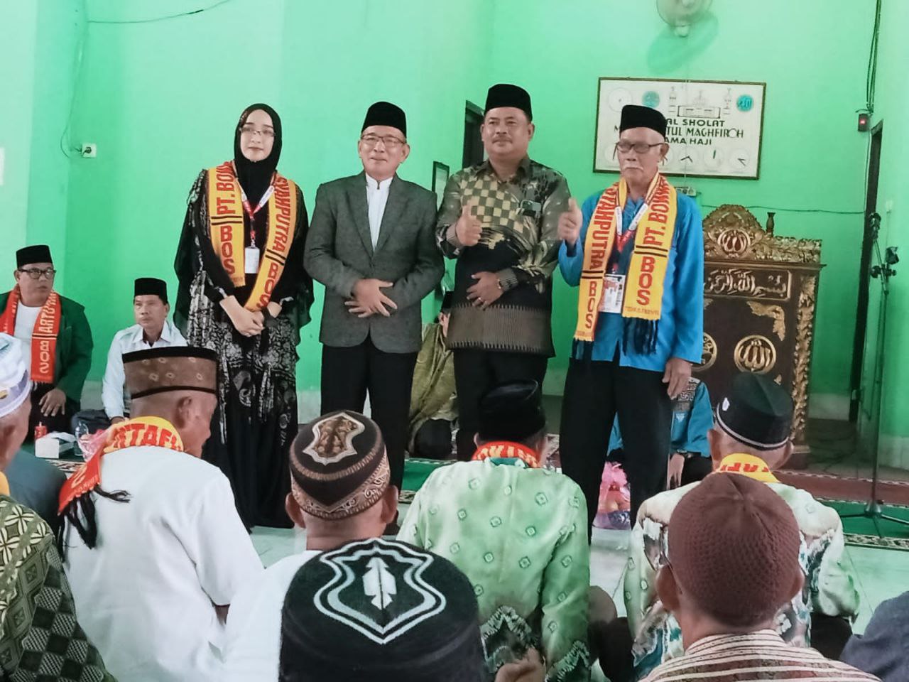 Plt Staf Ahli Bupati Bidang Keuangan Muhammad Ali melepas 106 jamaah calon umrah Kabupaten Musi Banyuasin tahun 2023