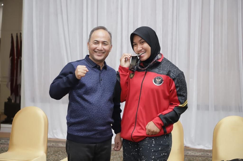 Pj Bupati Musi Banyuasin, Apriyadi Mahmud bersama atlet pencak silat asal Muba Nia Larasati