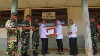 Kasdim 0402/OKI Mayor Czi Saipul Anwar mewakili Dandim 0402/OKI saat memberikan bantuan 125 kotak keramik secara simbolis kepada Kepala Sekolah SD Negeri 1 Suka Mulya