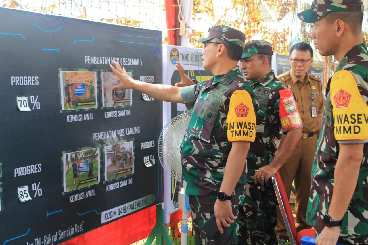 Ketua Tim Wasev, Brigjen TNI Parlindungan Hutagalung melihat perkembangan kegiatan pembangunan pada program TMMD ke-116 di wilayah Kodim 0418/Palembang