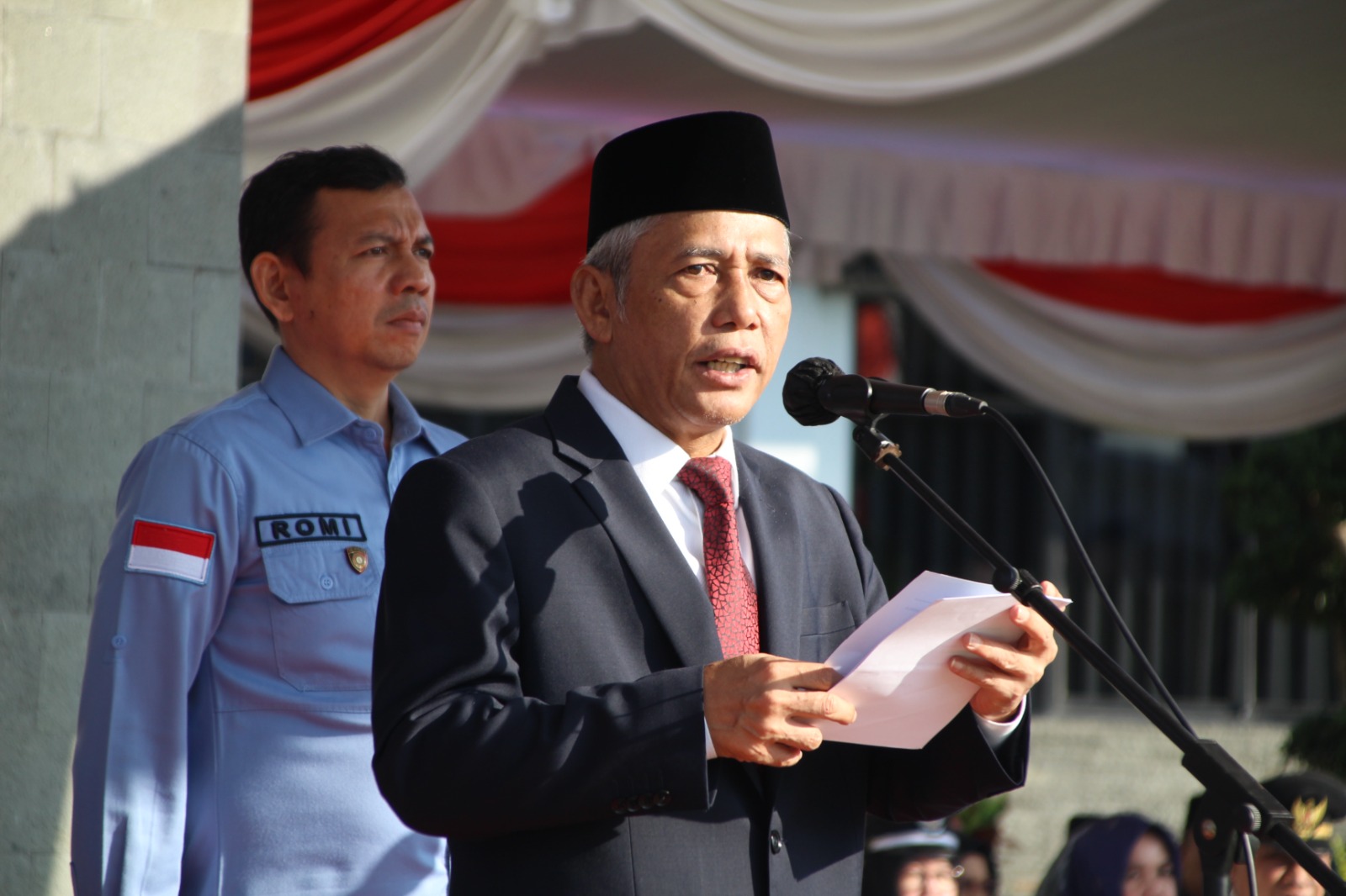 Bupati Ogan Komering Ilir (OKI) H. Iskandar, SE  pimpin upacara Peringatan Hari Kelahiran Pancasila tahun 2023 di Halaman kantor Bupati OKI, Kamis (01/06/2023).