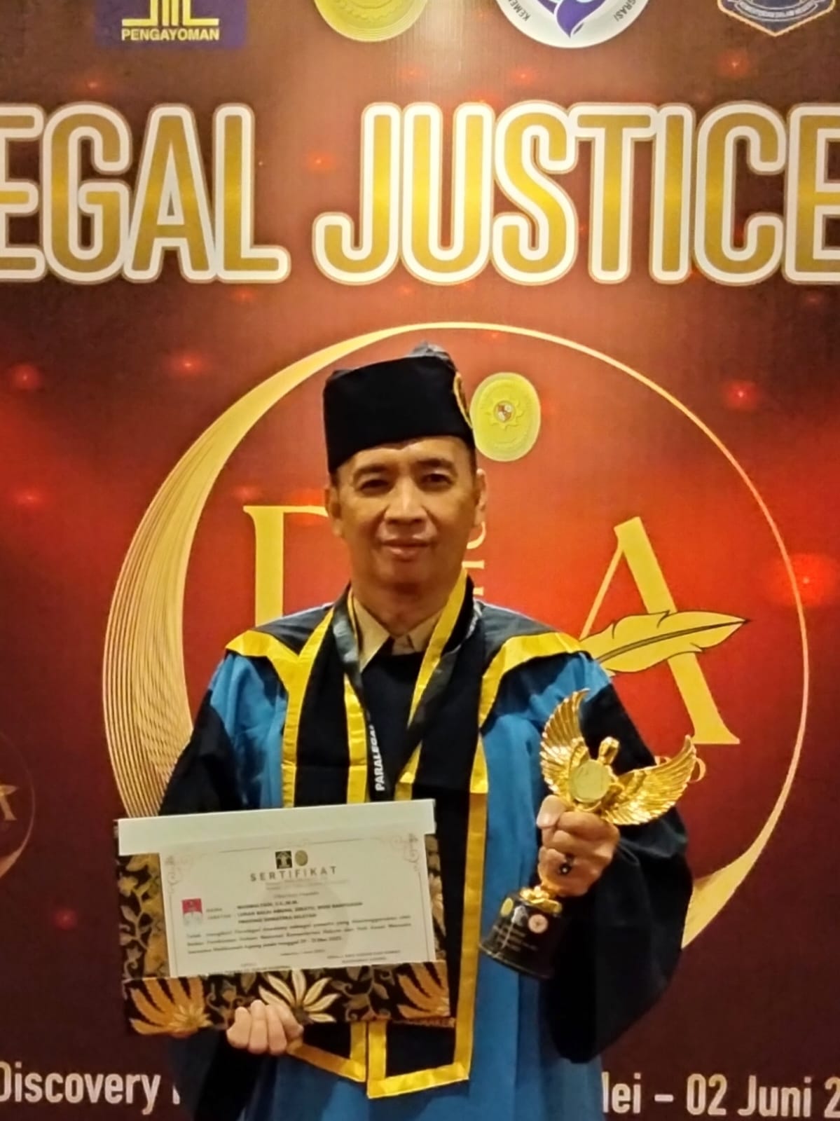 Lurah Balai Agung, Musmulyadi saat menerima penghargaan, Kamis (1/6/2023) pada Malam Anugerah Paralegal Justice Award 2023 di Discovery Hotel, Ancol Jakarta