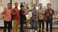 Ketua IWO Sumsel terpilih periode 2022-2027, Efran didampingi Ketua Bidang Sumber Daya Manusia (SDM) PD IWO PALI Muhammad Susanto, Ketua PD IWO Ogan Ilir (OI) Adiwinata serta Bendahara PD IWO Prabumulih Ladi Yansyah menyerahkan SK penetapan hasil pemilihan Ketua IWO Sumsel kepada DPP IWO.