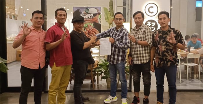 Ketua IWO Sumsel terpilih periode 2022-2027, Efran didampingi Ketua Bidang Sumber Daya Manusia (SDM) PD IWO PALI Muhammad Susanto, Ketua PD IWO Ogan Ilir (OI) Adiwinata serta Bendahara PD IWO Prabumulih Ladi Yansyah menyerahkan SK penetapan hasil pemilihan Ketua IWO Sumsel kepada DPP IWO.