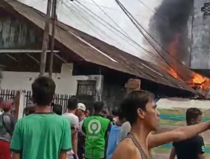 Kebakaran hebat melalap pemukiman padat penduduk kali ini tiga bedeng di Jalan Ali Gatmir Lorong Kedipan, Kelurahan 13 Ilir hangus terbakar, Sabtu (3//6/2023)