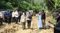 Gubernur Deru didampingi Bupati OKI, Iskandar saat mengunjungi Kecamatan Cengal, Jumat, (2/6).