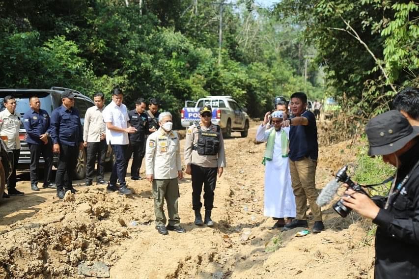 Gubernur Deru didampingi Bupati OKI, Iskandar saat mengunjungi Kecamatan Cengal, Jumat, (2/6).
