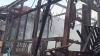 Puing-puing rumah usai terjadinya kebarakan di Desa Teluk Kijing II, Sabtu (10/6/2023) siang