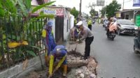 Dinas PUPR bersama  Satlantas Polrestabes Palembang berkerja sama melaksanakan kegiatan pembersihan drainase di Simpang Lebak Gelora Makrayu