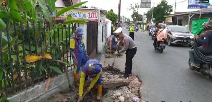 Dinas PUPR bersama  Satlantas Polrestabes Palembang berkerja sama melaksanakan kegiatan pembersihan drainase di Simpang Lebak Gelora Makrayu