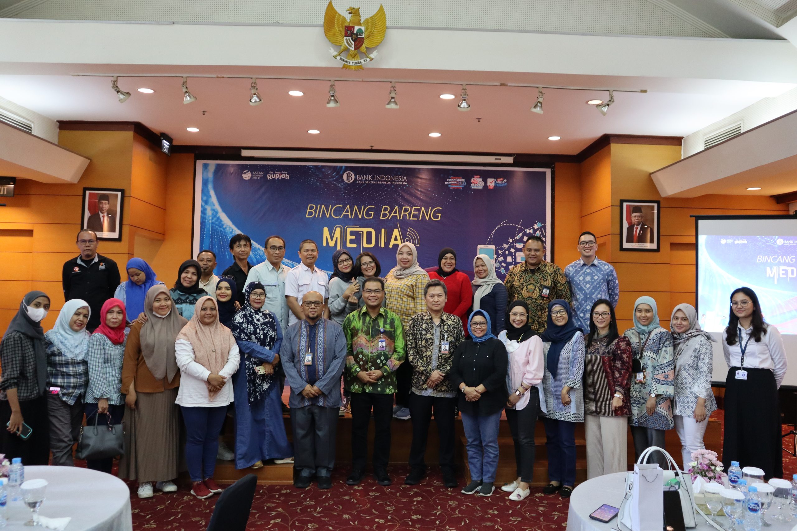 Kepala Bank Indonesia Perwakilan Sumsel Ricky Perdana Ghozali bersama jajaran direksi Bank Indonesia Perwakilan Sumsel berfoto bersama awak media, seusai acara Bincang Bersama Media di Kantor Bank Indonesia Sumsel (Dok. Humas Bank Indonesia Perwakilan Sumsel / Indodaily.co)