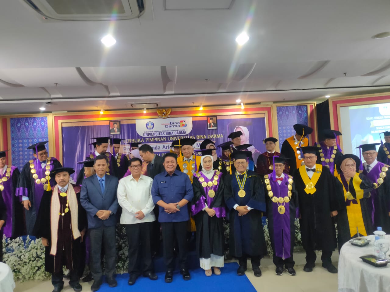 Gubernur Sumsel Herman Deru saat berfoto dengan Prof Sunda Ariana, seusai Sidang Terbuka Pimpinan UBD Palembang sebagai Guru Besar (Profesor) dalam Bidang Ilmu Manajemen Pendiidkan di Aula UBD Palembang (Indodaily.co)