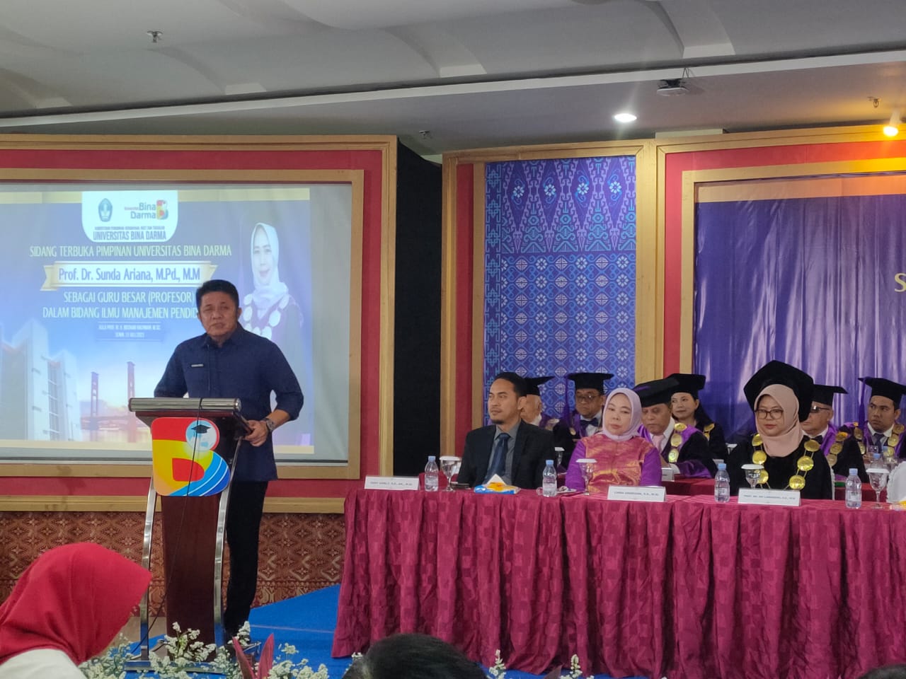 Gubernur Sumsel Herman Deru hadir dalam Sidang Terbuka Pimpinan UBD Palembang Prof Sunda Ariana sebagai Guru Besar (Profesor) dalam Bidang Ilmu Manajemen Pendiidkan di Aula UBD Palembang (Indodaily.co)