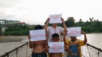 Perempuan dan anak-anak di Desa Muara Maung Lahat Sumsel melakukan protes terhadap aktivitas batubara di pertambangan batubara dan PLTU yang merugikan masyarakat sekitar (Dok. Yayasan Anak Padi / Nefri Inge)