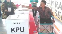 Salah satu penyandang disabilitas tunadaksa menggunakan hak pilihnya dalam Pemilu 2019 lalu (Dok. Humas PPDI Muba / Nefri Inge)