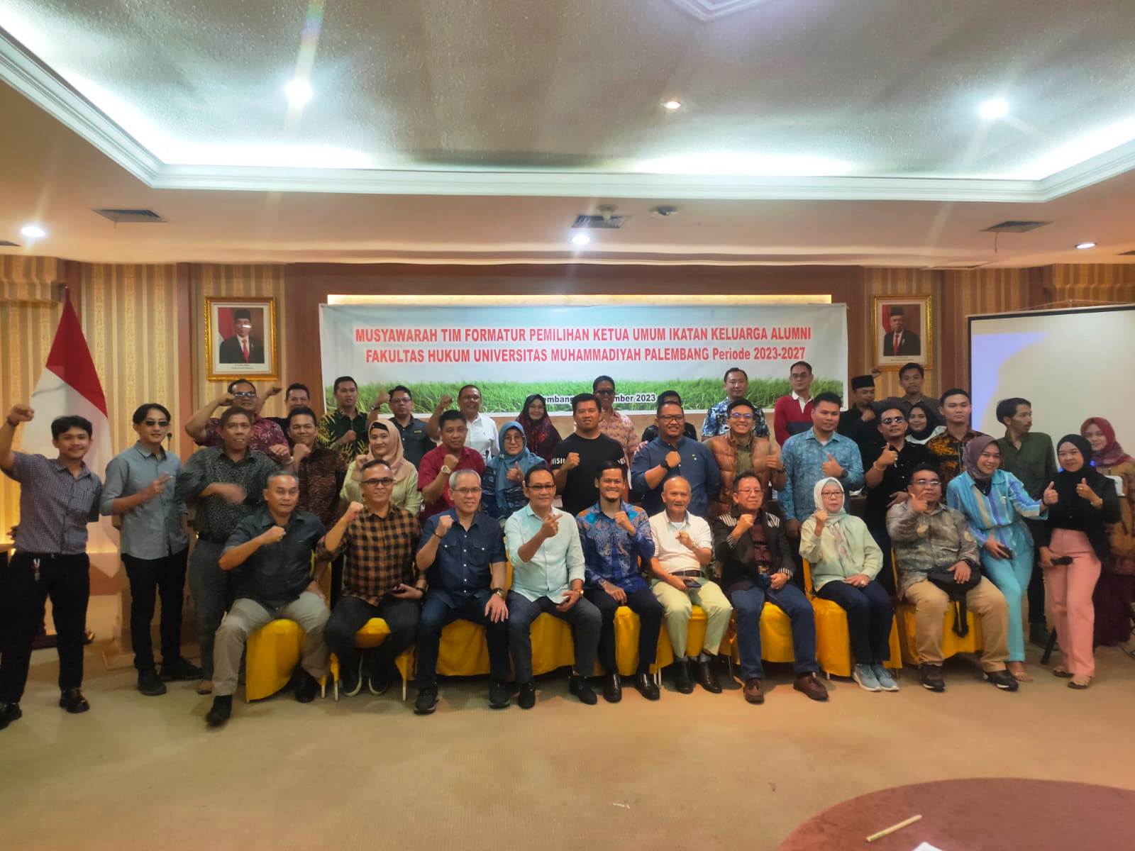 Para alumni FH UMP seusai mengikuti sidang pemilihan Ketua IKA FH UMP di Hotel Swarna Dwipa Palembang (Nefri Inge / Indodaily.co)