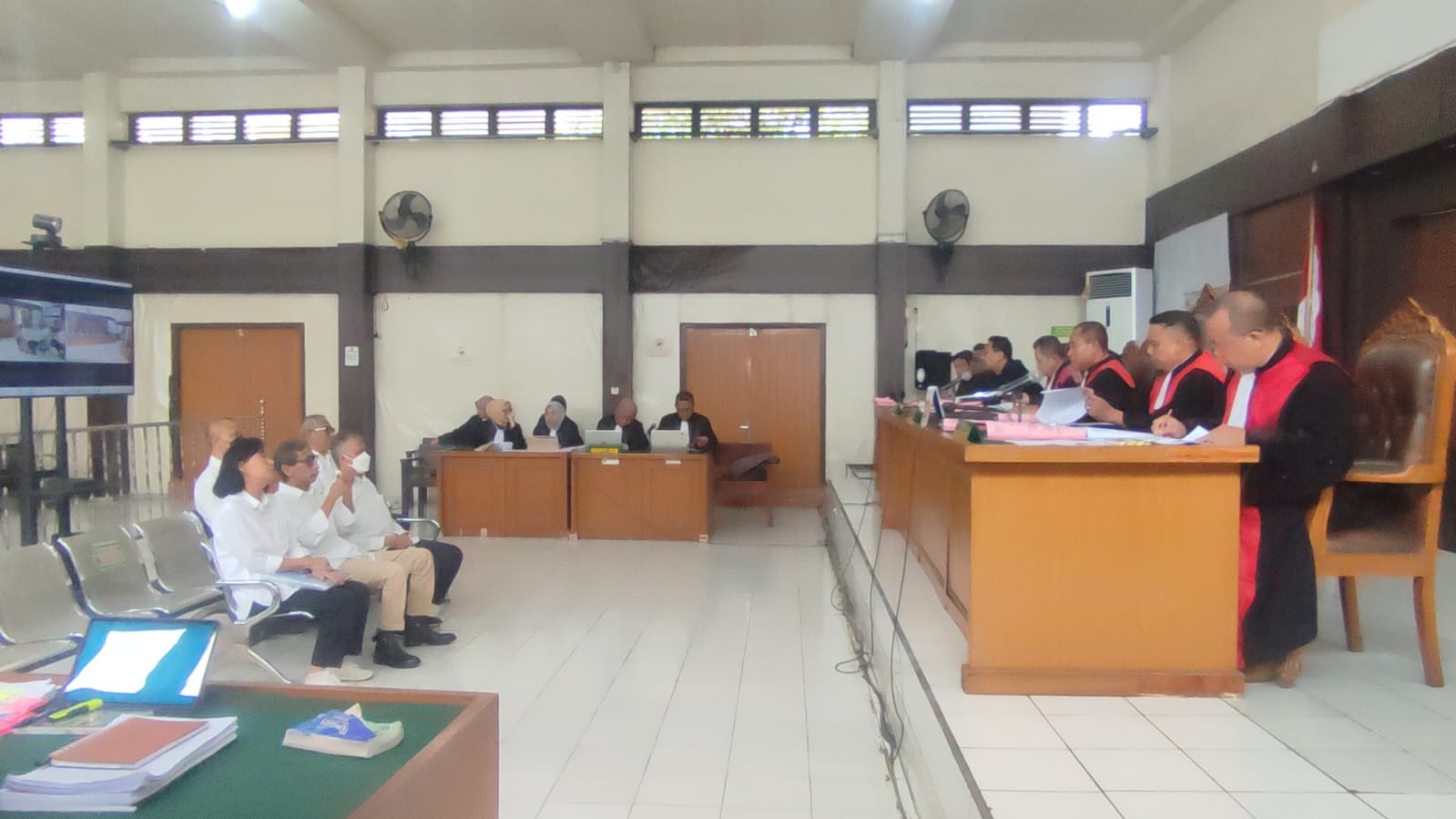 Para terdakwa sidang dugaan korupsi akuisisi PT SBS oleh anak perusahaan PT Bukit Asam Tbk (Dok. Humas PT SBS / Nefri Inge)