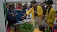 Senior Manager Operation & Manufacturing (SMOM) Ali Mudasir saat meninjau salah satu peserta UMKM SMEEC (Dok. Humas Pertamina Plaju Palembang / Indodaily.co)