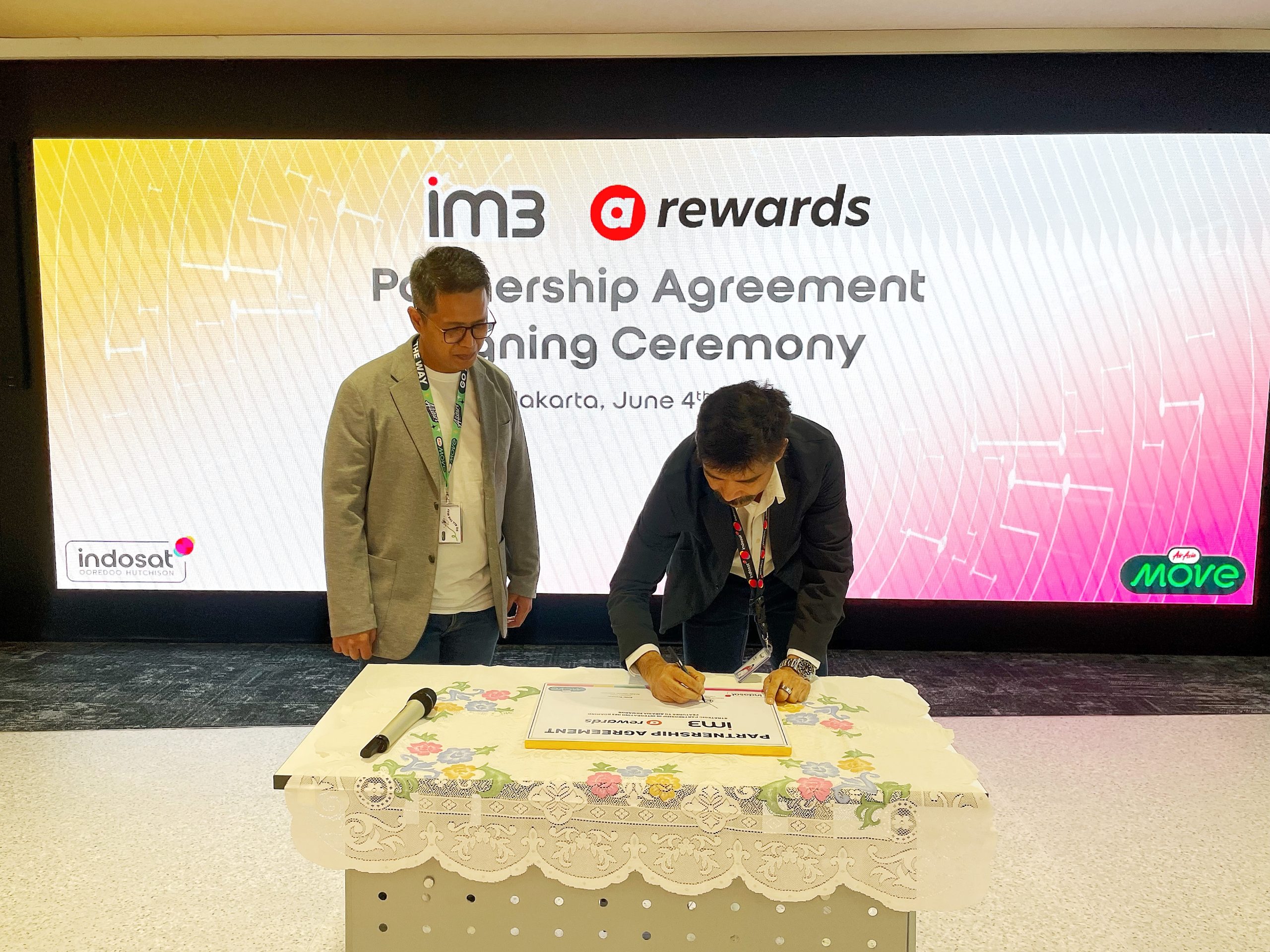 ndosat Ooredoo Hutchison (Indosat atau IOH) melalui brand IM3 menandatangani Nota Kesepahaman (MoU) dengan AirAsia rewards, program loyalitas pada platform OTA (Online Travel Agency) AirAsia MOVE. (Dok. Humas Indosat / Indodaily.co)