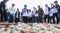 Aksi bersih-bersih Pantai Teluk Labuan di Banten ala PT PGN (Dok. Humas PGN / Indodaily.co)