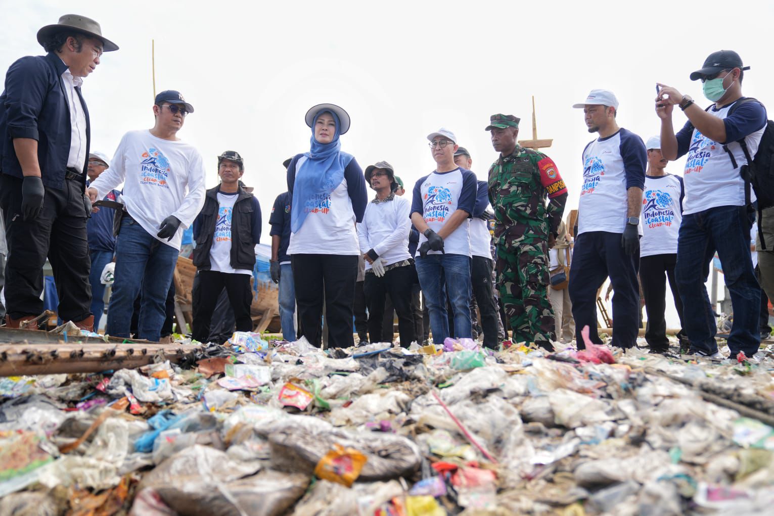 Aksi bersih-bersih Pantai Teluk Labuan di Banten ala PT PGN (Dok. Humas PGN / Indodaily.co)