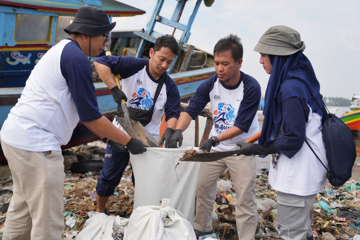 Aksi bersih-bersih Pantai Teluk Labuan di Banten ala PT PGN (Dok. Humas PGN / Indodaily.co)