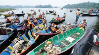 Aksi bersih-bersih sampah yang dilakukan oleh PLN dalam rangka program Green Employee Involvement (Dok. Humas PLN / Indodaily.co)