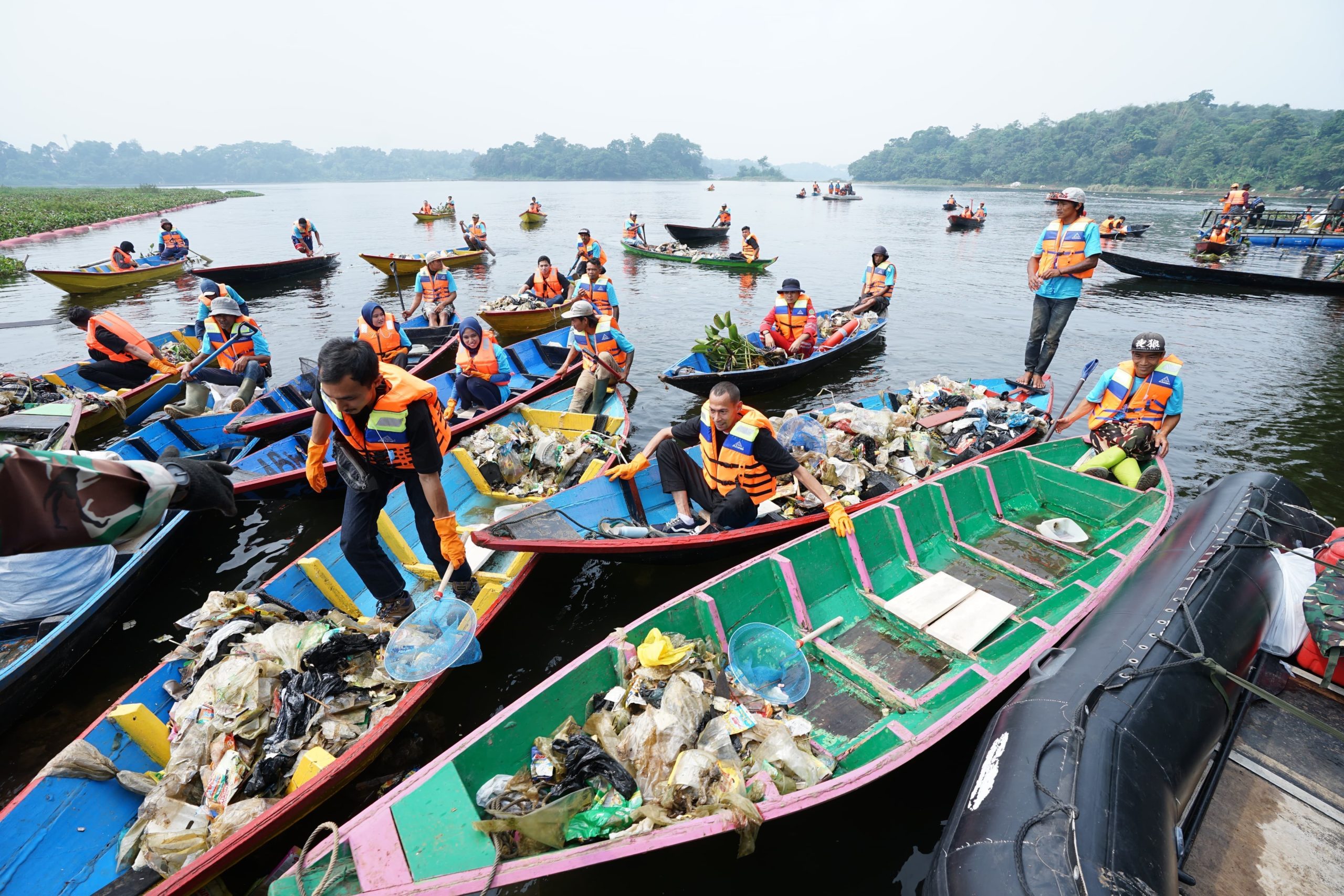Aksi bersih-bersih sampah yang dilakukan oleh PLN dalam rangka program Green Employee Involvement (Dok. Humas PLN / Indodaily.co)