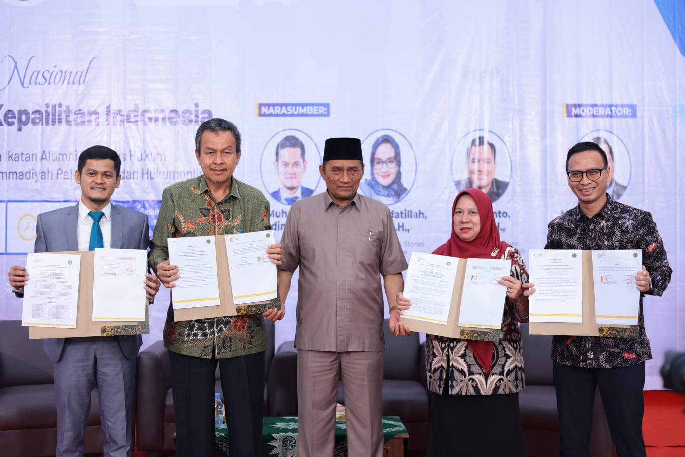IKA FH UMP menandatangani MoU dengan Hukumonline dalam rangkaian Seminar Nasional  Hukum Kepailitan Nasional yang digelar IKA FH UMP-Hukumonline di kampus Universitas Muhammadiyah Palembang (UMP) Sumsel (Dok. Humas IKA FH UMP / Indodaily.co)