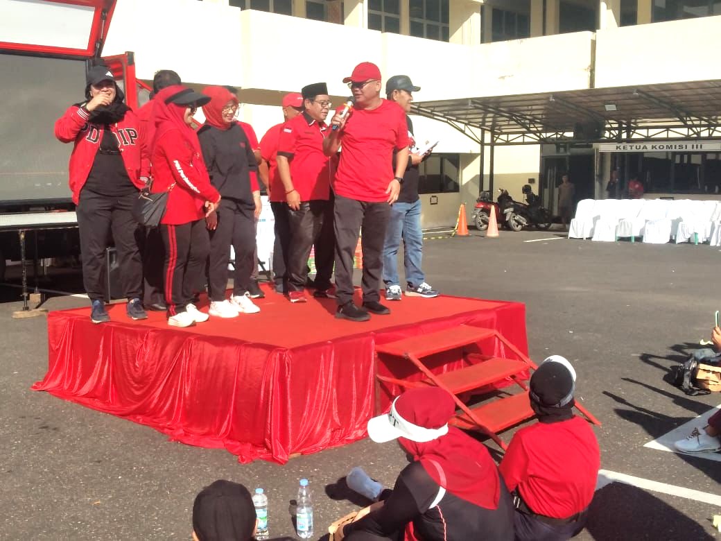 Para petinggi PDI Perjuangan Sumsel meramaikan puncak acara Peringatan Bulan Bung Karno di lapangan DPRD Sumsel (Dok. Humas PDIP Sumsel)