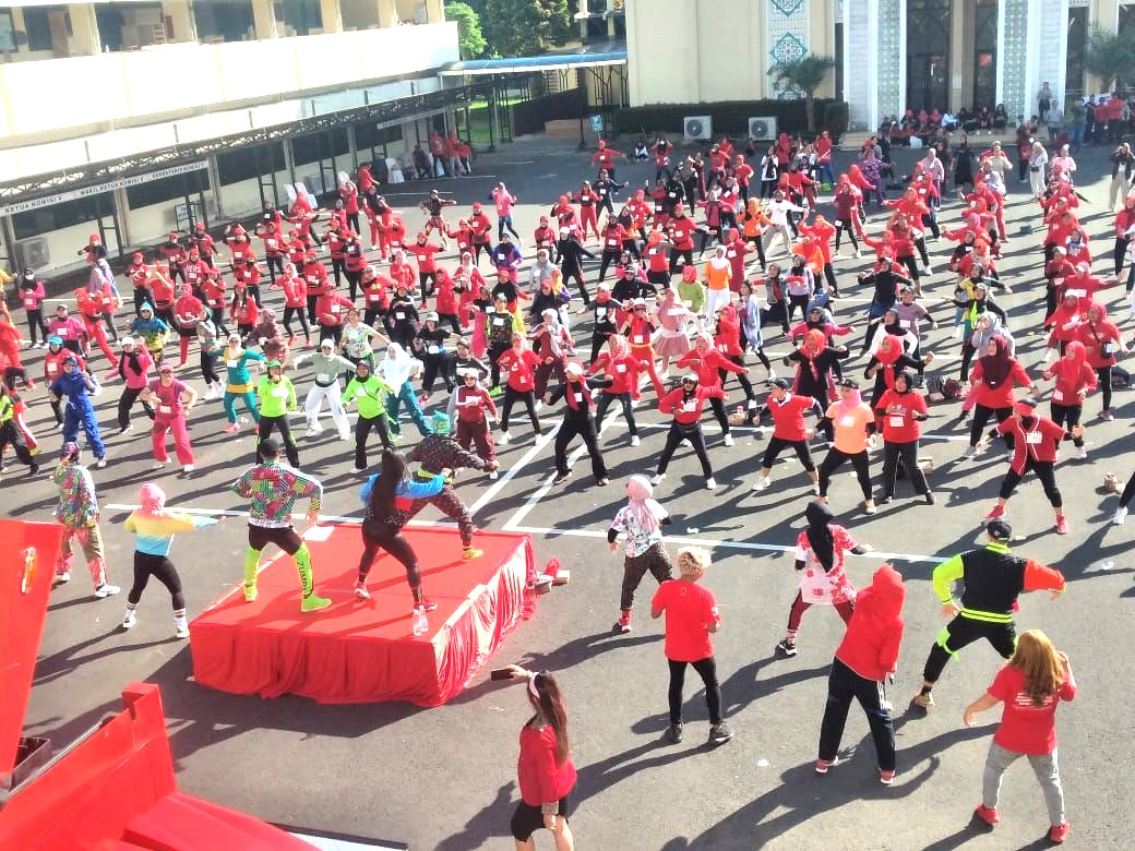 Senam Zumba menjadi salah satu rangkaian penutupan Peringatan Bulan Bung Karno PDIP Sumsel, yang digelar di halaman DPRD Sumsel (Dok. Humas PDIP Sumsel)
