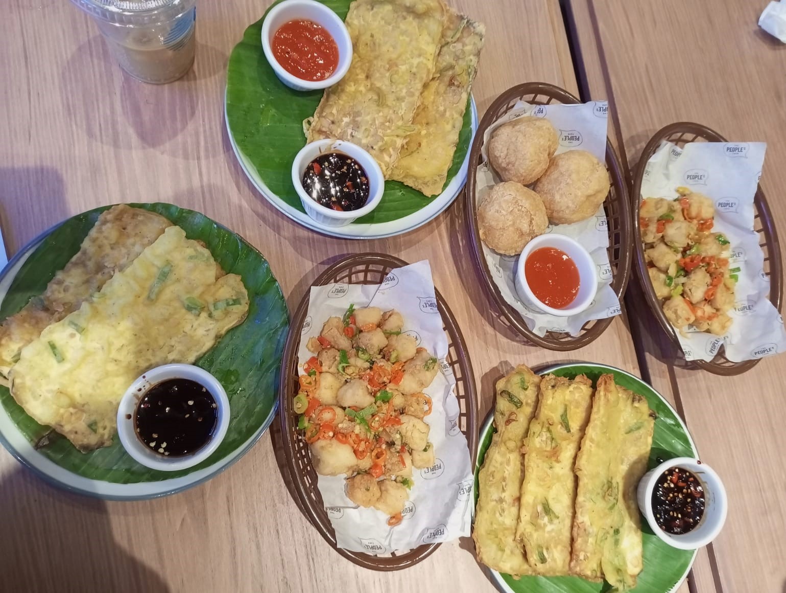 Ragam menu street food di The People's Cafe yang nikmat dengan harga yang terjangkau (Indodaily.co)