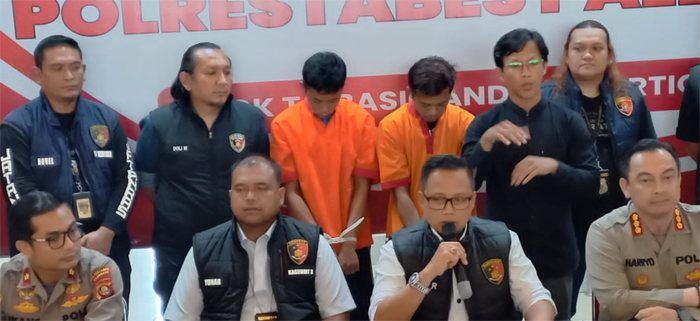 Kapolrestabes Palembang, Kombes Pol Harryo Sugihhartono didampingi Dir Reskrimum Polda Sumsel, Kombes Pol M Anwar Reksowidjojo dan Kasat Reskrim AKBP Harris Dinzah saat menggelar konferensi pers di Mapolrestabes Palembang, pada Senin (01/07/2024). Foto: Andre/indodaily.co