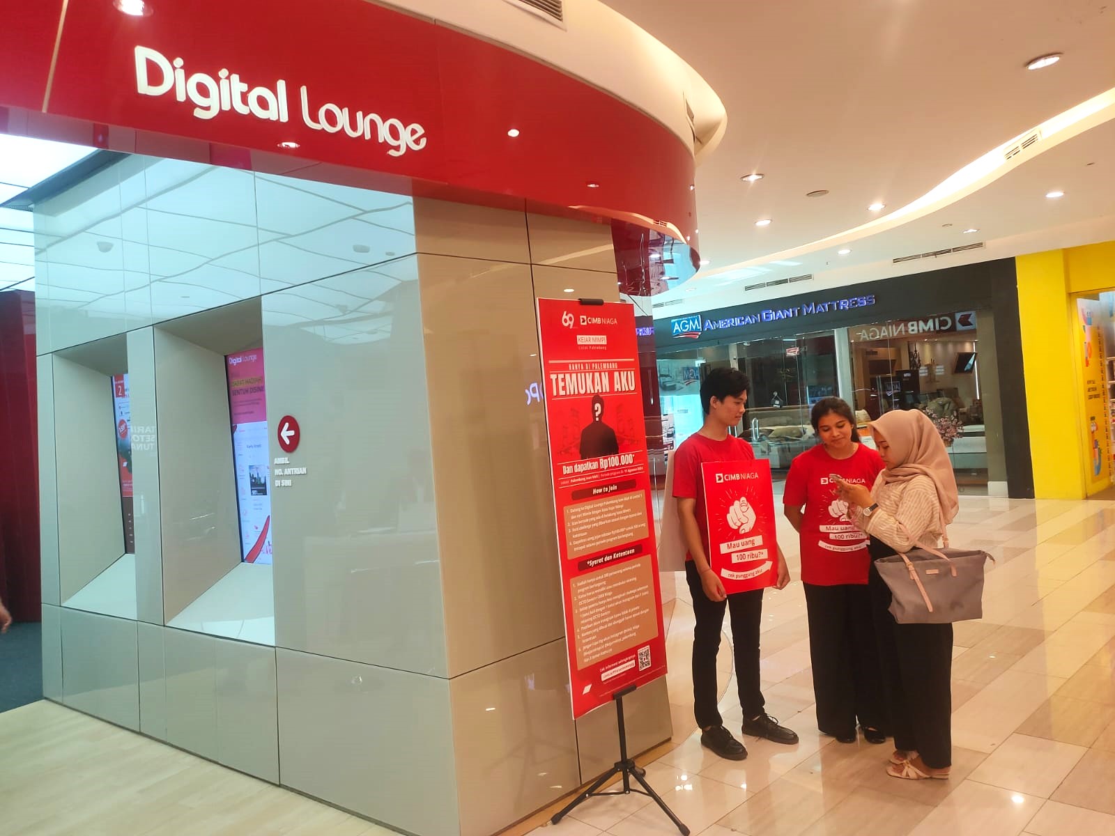 Poppy (24), salah satu pengunjung di Palembang Icon Mall tertarik dengan program Kejar Mimpi dan langsung membuka rekening OCTO Savers CIMB Niaga di Digital Lounge CIMB Niaga dengan mudah melalui smartphone (Nefri Inge / Indodaily.co)