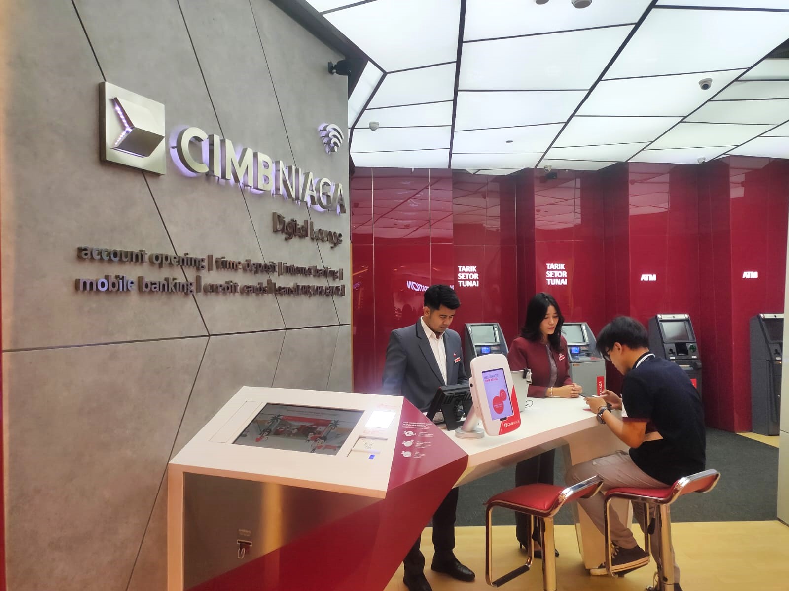 Pelayanan Digital Lounge CIMB Niaga di Palembang Icon Palembang menerapkan teknologi digitalisasi dan paperless digital (Nefri Inge / Indodaily.co)