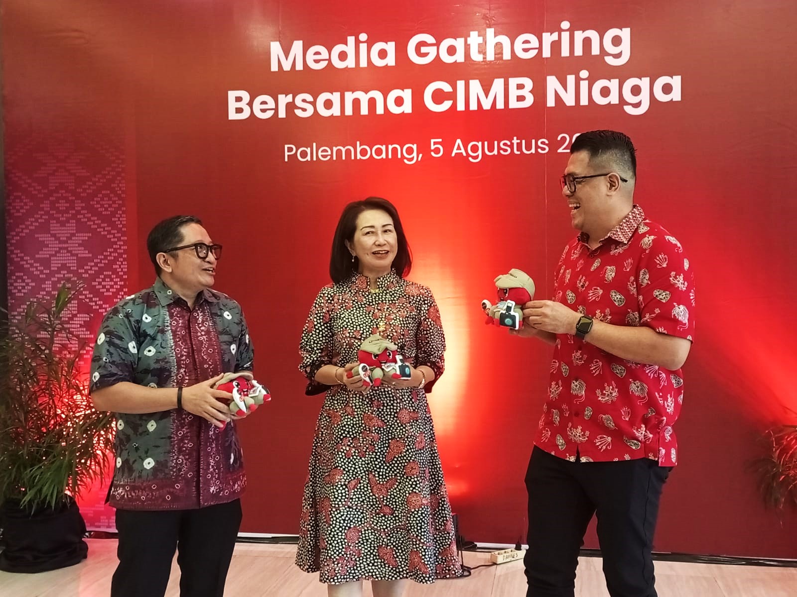Head of Region Sumatera CIMB Niaga Maya Sartika (tengah) berbincang dengan Corporate Communications Head CIMB Niaga Hery Kurniawan (kiri) dan Branch Area Head Sumatera Area V CIMB Niaga Lianto (kanan) usai Media Gathering Bersama CIMB Niaga di Palembang Sumsel (Nefri Inge / Indodaily.co)