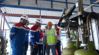 Komisaris Utama Pertamina Patra Niaga, Ego Syahrial didamping Executive General Manager Pertamina Patra Niaga Regional Sumbagsel, Zibali Hisbul Masih melakukan kunjungan langsung ke beberapa sarana dan fasilitas Pertamina Patra Niaga di wilayah Sumbagsel khususnya di Aviation Fuel Terminal (AFT) SMB II, Integrated Terminal (IT) Palembang dan Fasilitas lembaga penyalur seperti Stasiun Pengisian Bahan Bakar Umum (SPBU), Stasiun Pengisian Bulk Elpiji (Dok. Humas Pertamina Patra Niaga Sumbagsel)