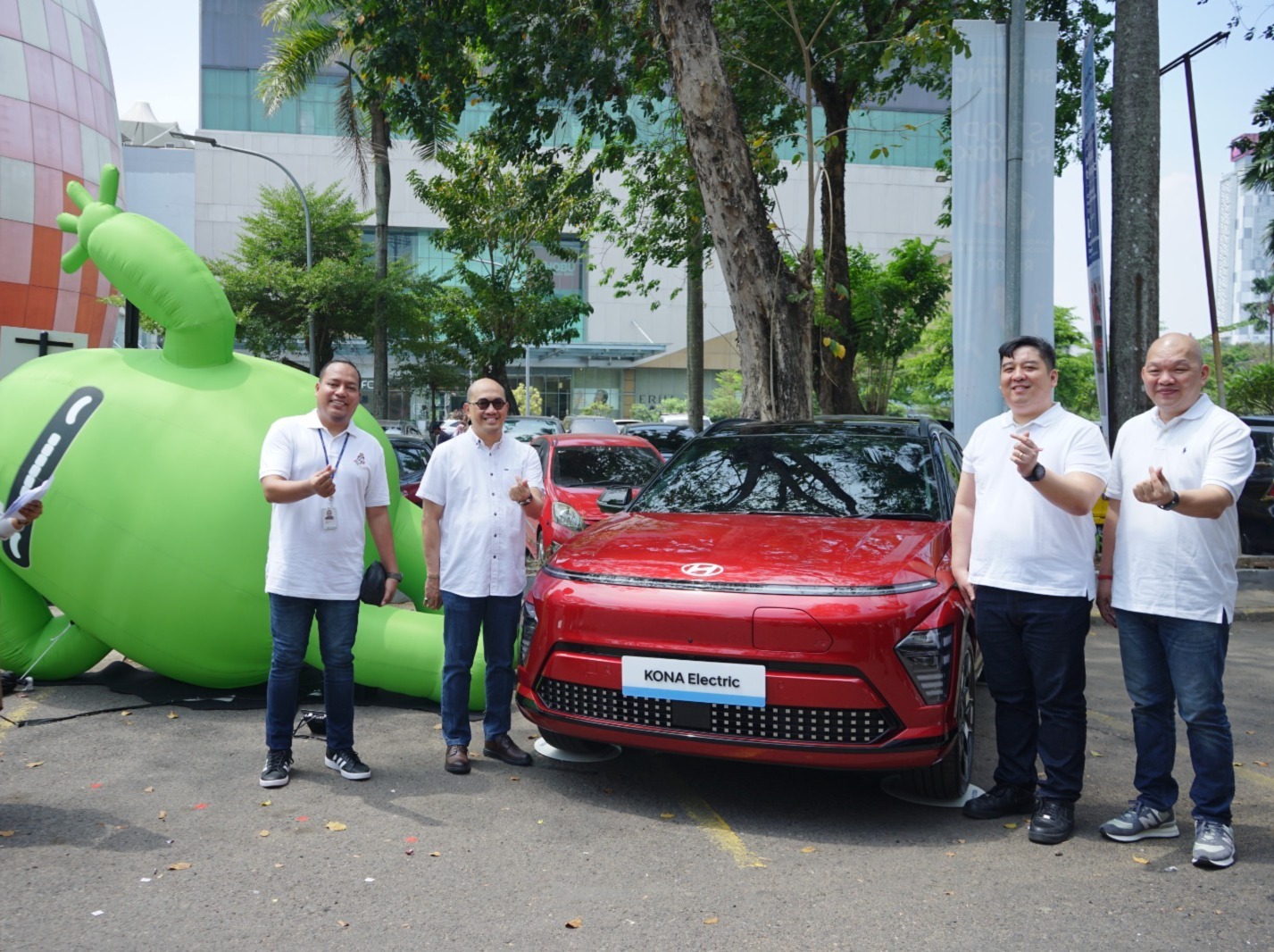 (Ki-Ka) Product Expert PT Hyundai Motors Indonesia Doddy Sonny Samuel, Chief Sales Officer PT Hyundai Motors Indonesia M. Diky Zulkarnaen, Chief Operating Officer Hyundai Mitra Maju Mobilindo Group Samsuri Prawiro dan General Manager Sumatera Hyundai Mitra Maju Mobilindo Group Alay Tan, dalam peluncuran Hyundai All New KONA Electric di Festival Merdeka Berkedara, parkiran Palembang Icon Mal (Indodaily.co)