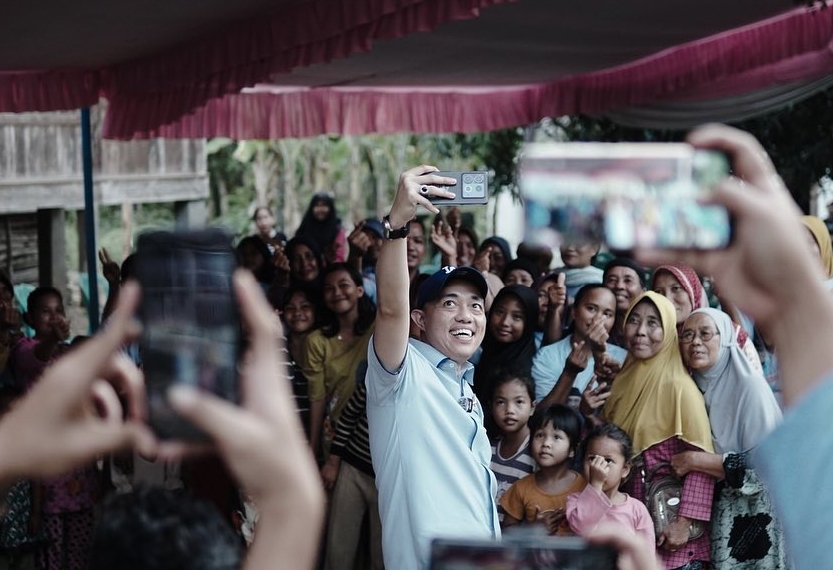Bakal calon Wabup Banyuasin Alfi N Rustam saat swafoto bareng warga Rantau Bayur Banyuasin, setelah mendengarkan aspirasi warga terkait pembangunan jembatan yang sangat dibutuhkan (Dok. Instagram @alfinrustam)
