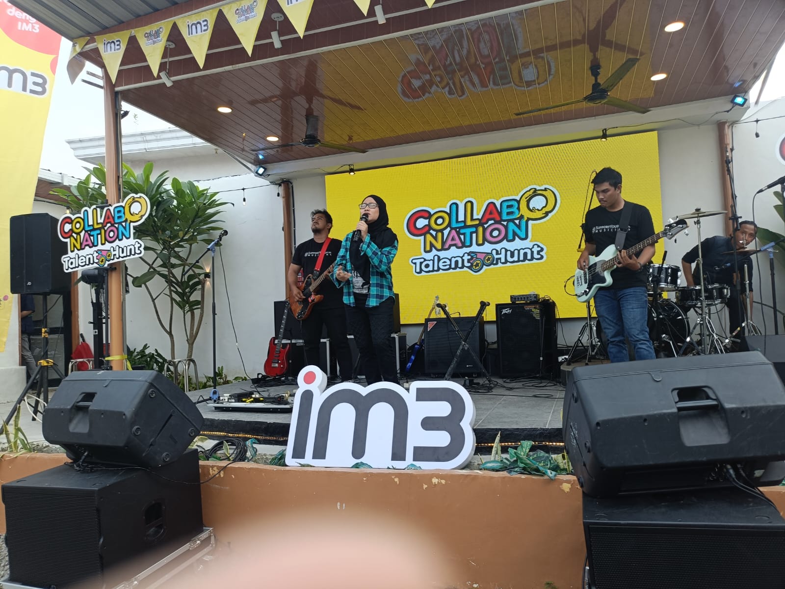 Band YN'AR menjadi salah satu peserta event Collabonation Talent Hunt 2024 di Kafe EnamDua Palembang (Indodaily.co)