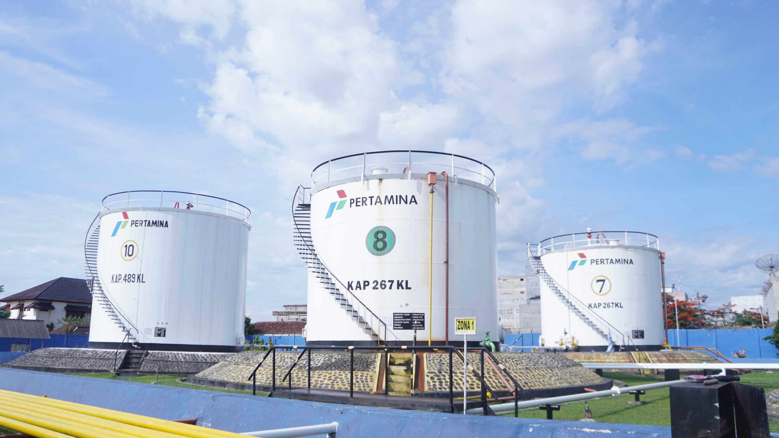 Tanki BBM bermuatan besar yang menjadi tempat penyimpanan 4 produk BBM di Fuel Terminal Lahat - Pertamina Patra Niaga Sumbagsel (Dok. Humas Pertamina Patra Niaga Sumbagsel / Nefri Inge)