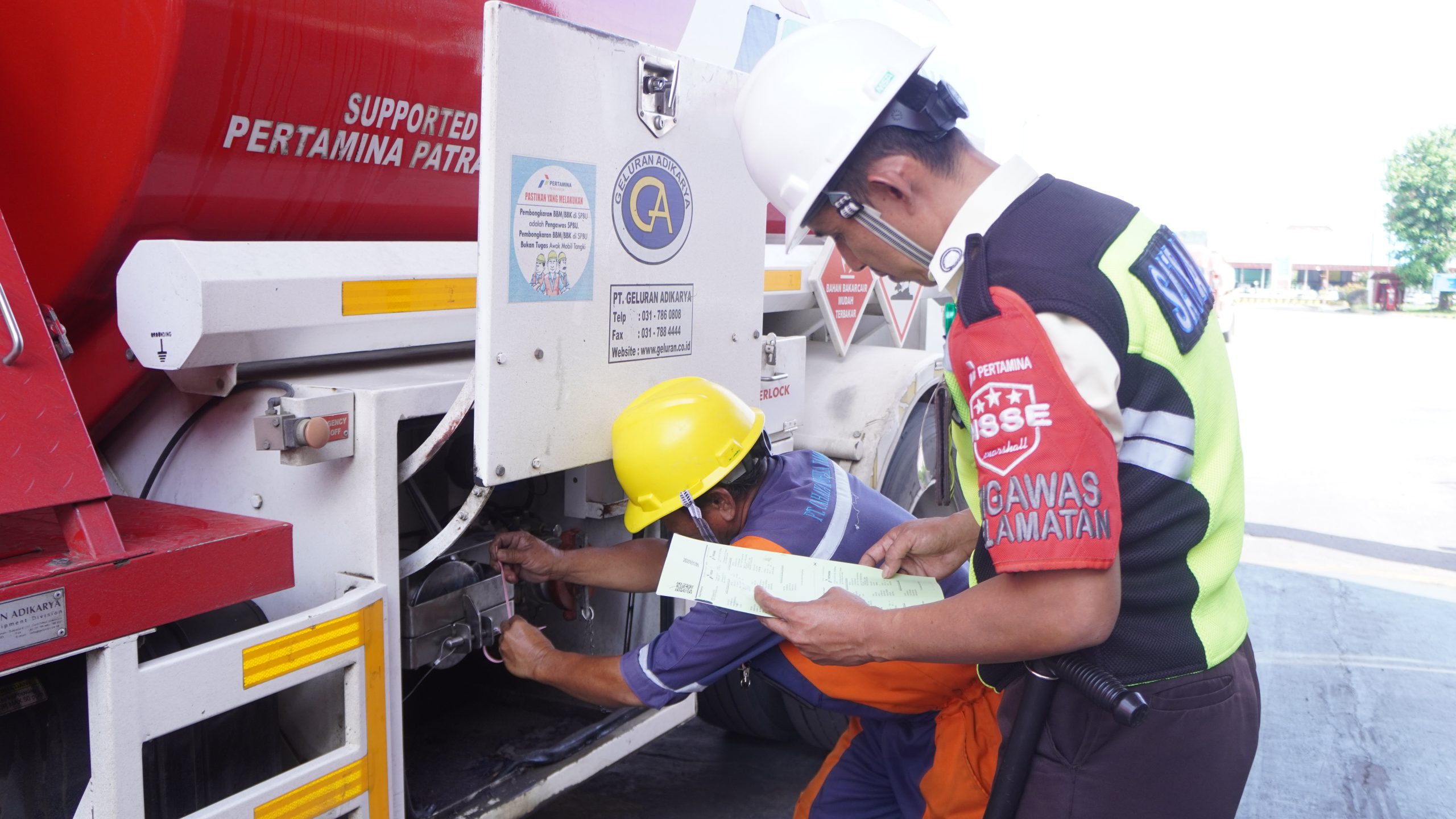 Pengecekan segel ketel BBM di Fuel Terminal Lahat - Pertamina Patra Niaga Sumbagsel (Dok. Humas Pertamina Patra Niaga Sumbagsel / Nefri Inge)